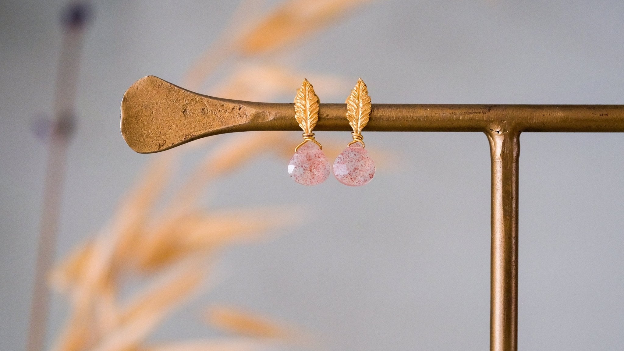 Blaadjes oorbellen met aardbeienkwarts - Dona Aurora