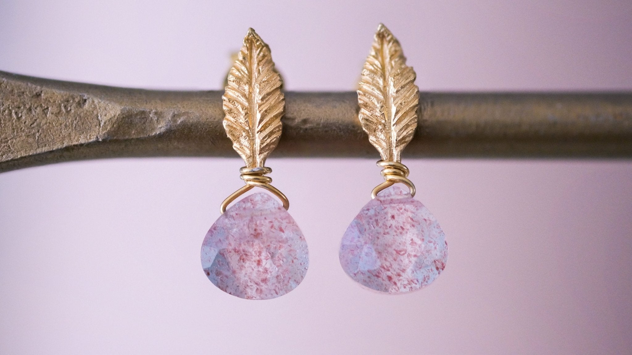 Blaadjes oorbellen met aardbeienkwarts - Dona Aurora