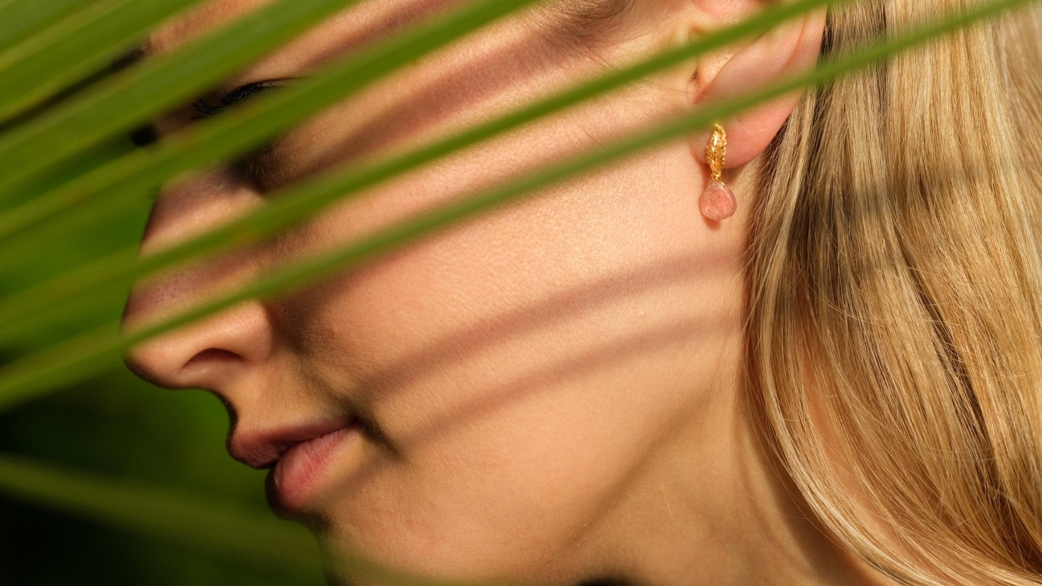 Blaadjes oorbellen met aardbeienkwarts - Dona Aurora