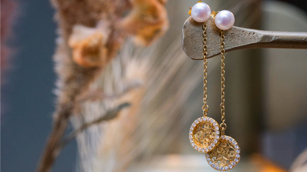 Dreamcatcher oorbellen met parel en zirkonia's verguld Nana