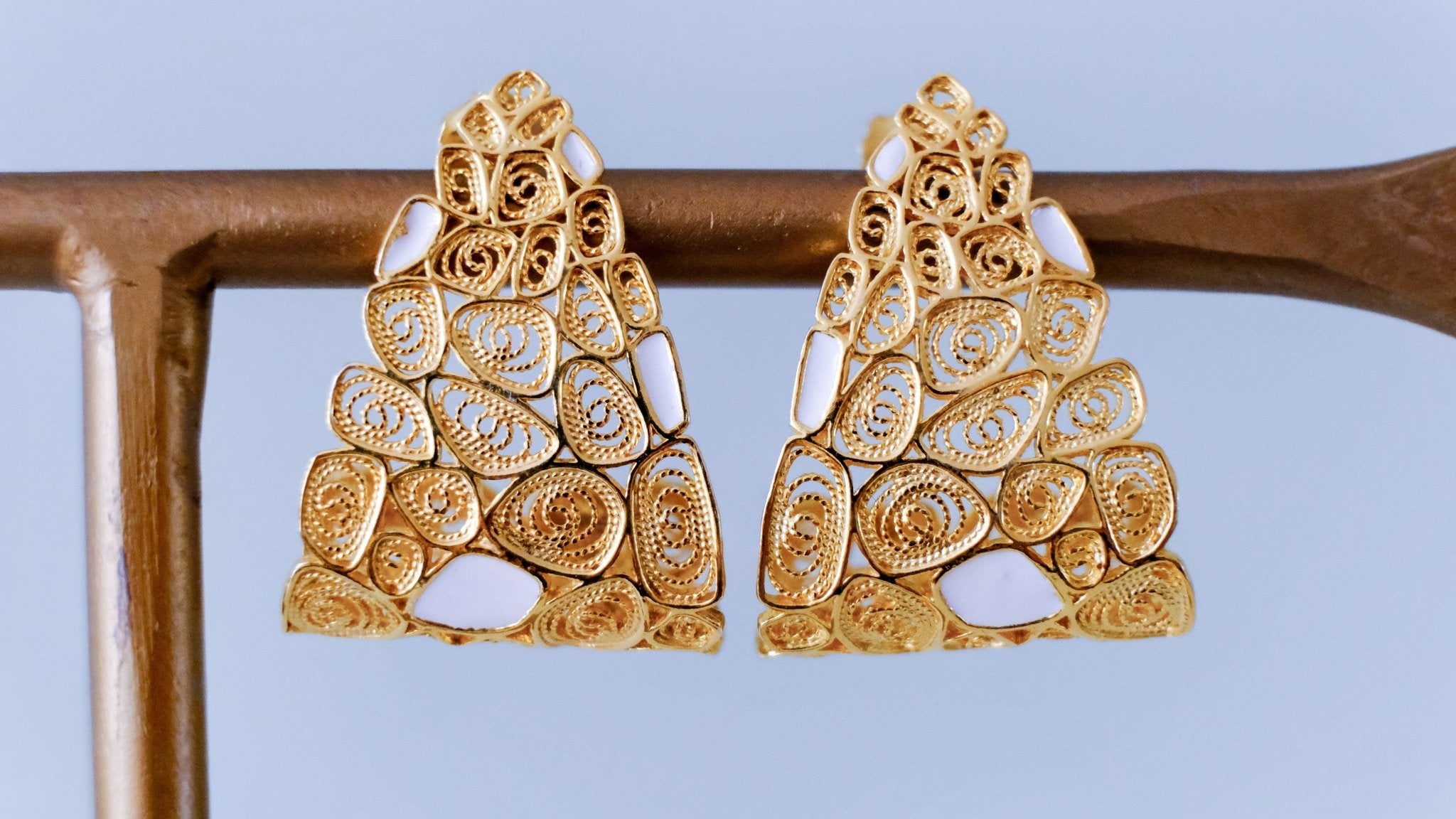 Driehoek filigraan oorbellen met wit emaille - Dona Aurora