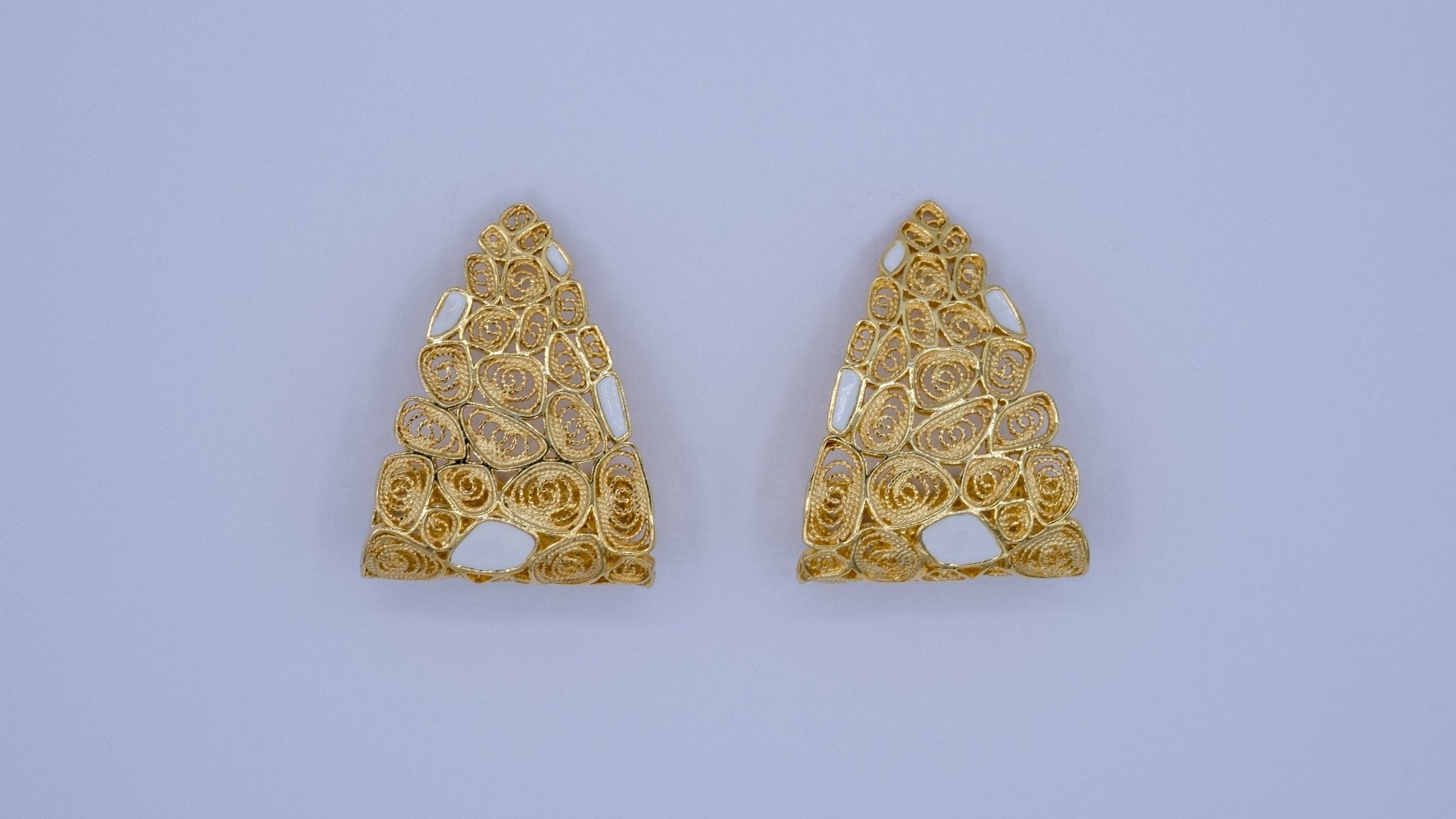 Driehoek filigraan oorbellen met wit emaille - Dona Aurora