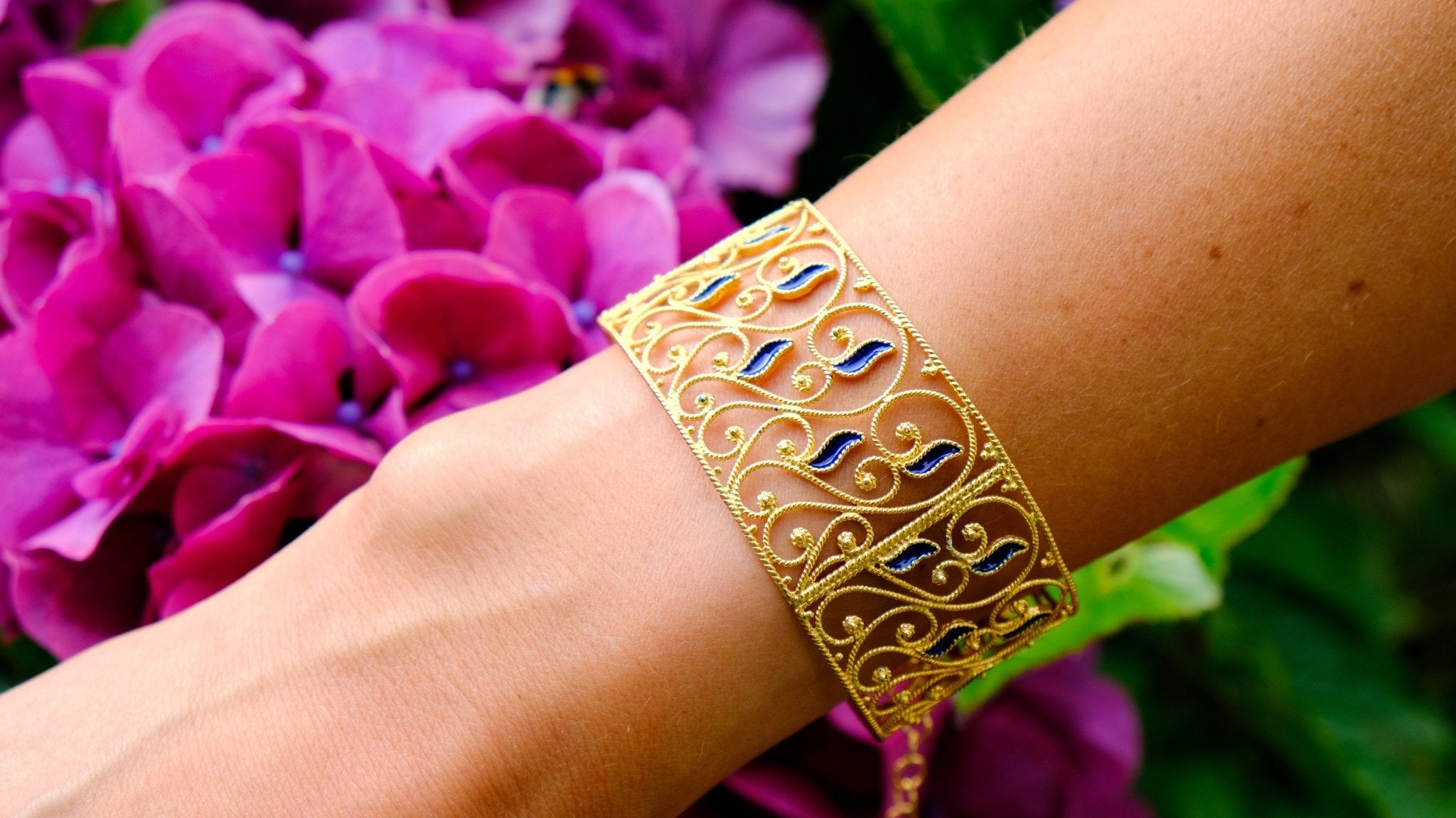 Vergulde filigraan armband met donkerblauw emaille - Dona Aurora