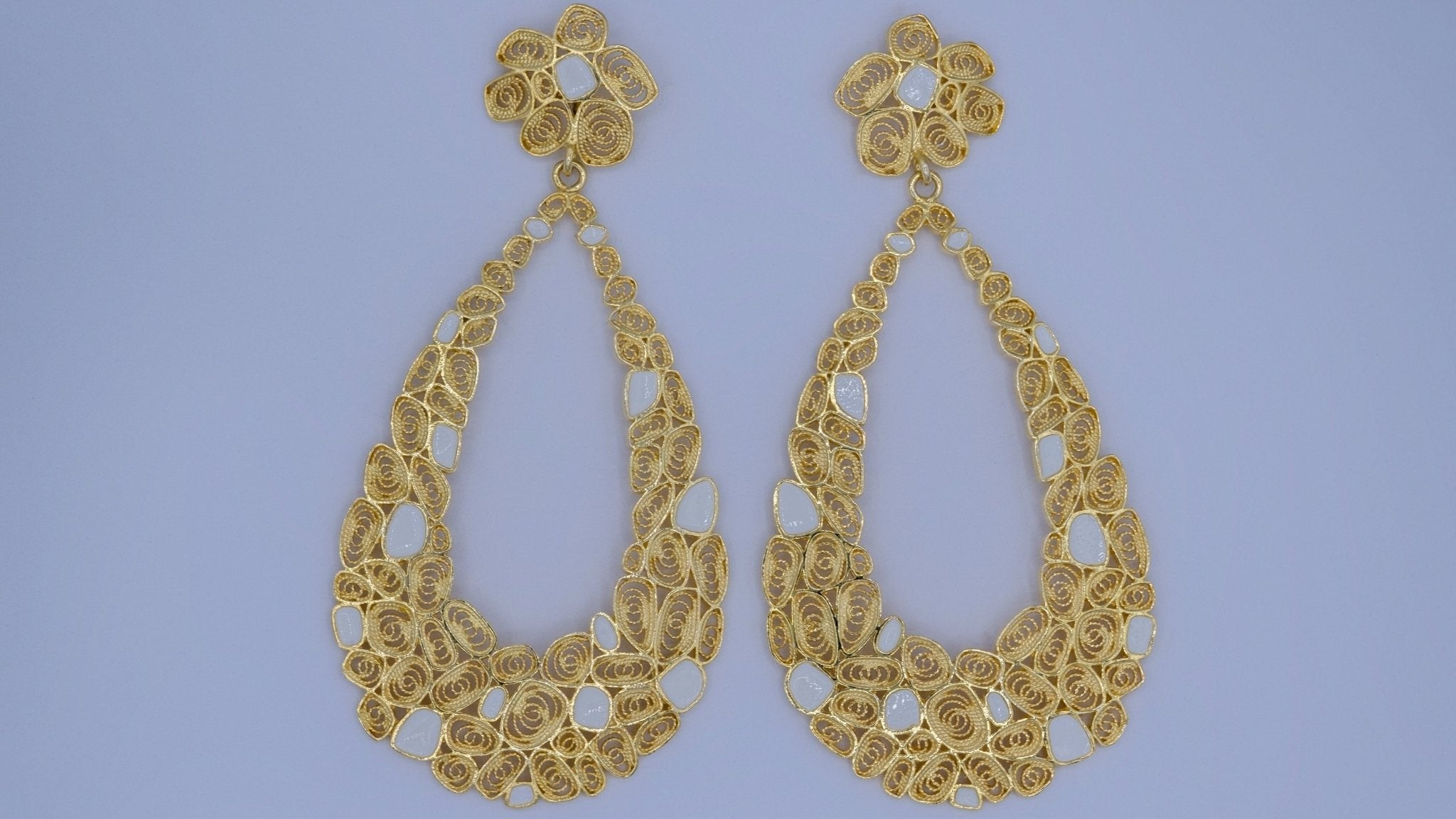 Filigraan oorbellen met wit emaille in druppel - vorm - Dona Aurora