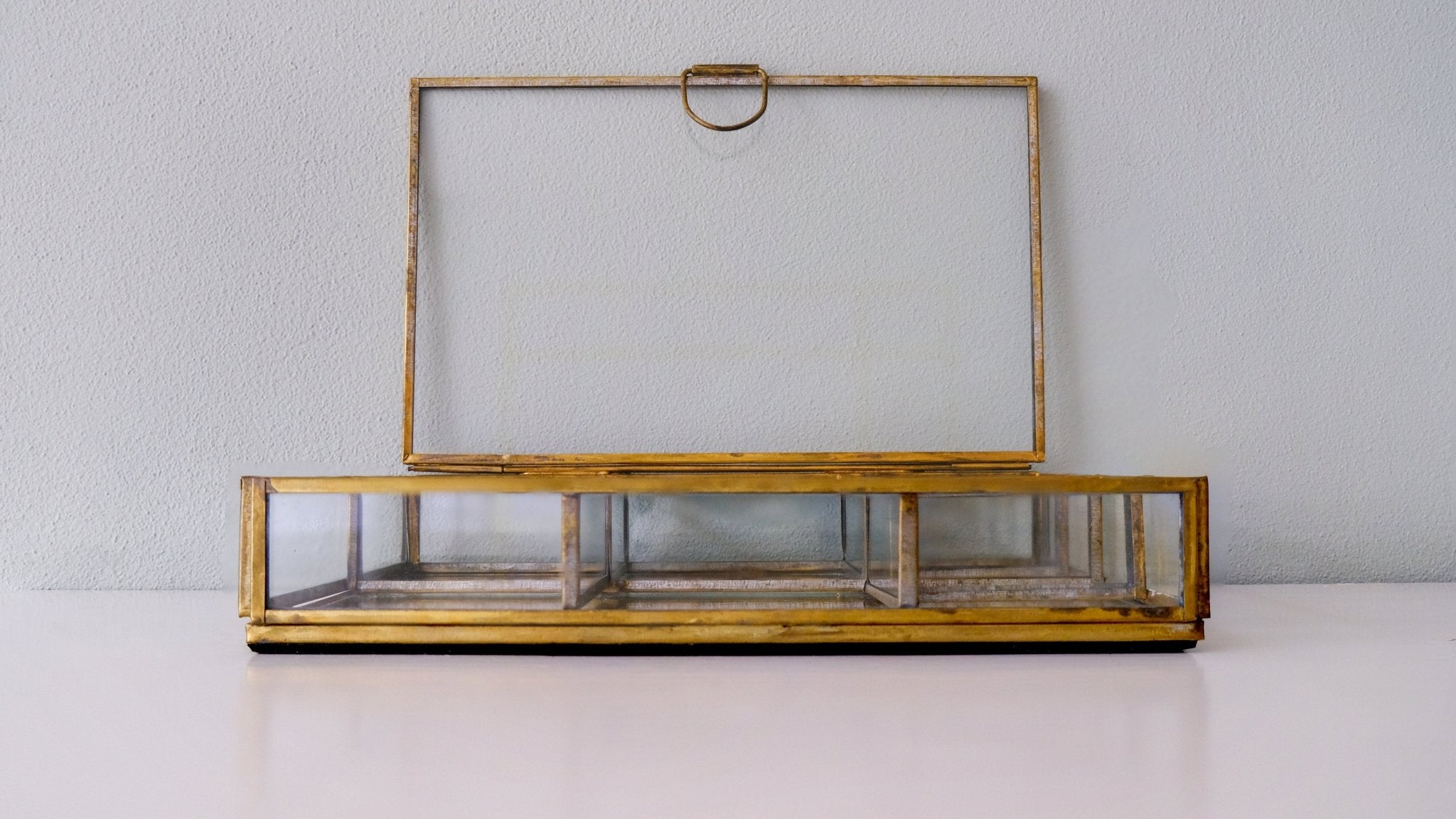 Glazen sieradendoos met 8 vakken antiek brass - Dona Aurora