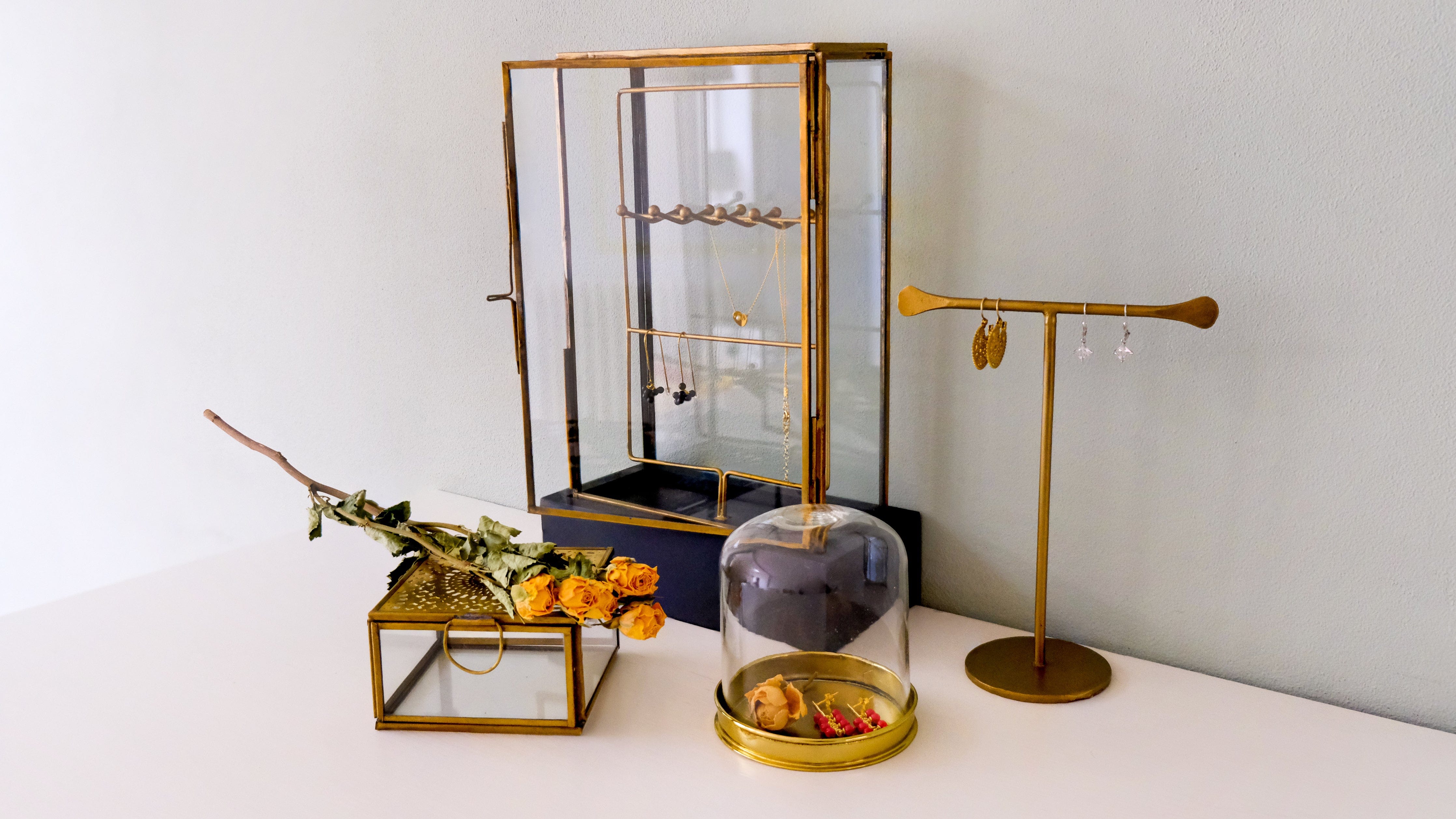 Glazen stolp met gouden schotel Madam Stoltz