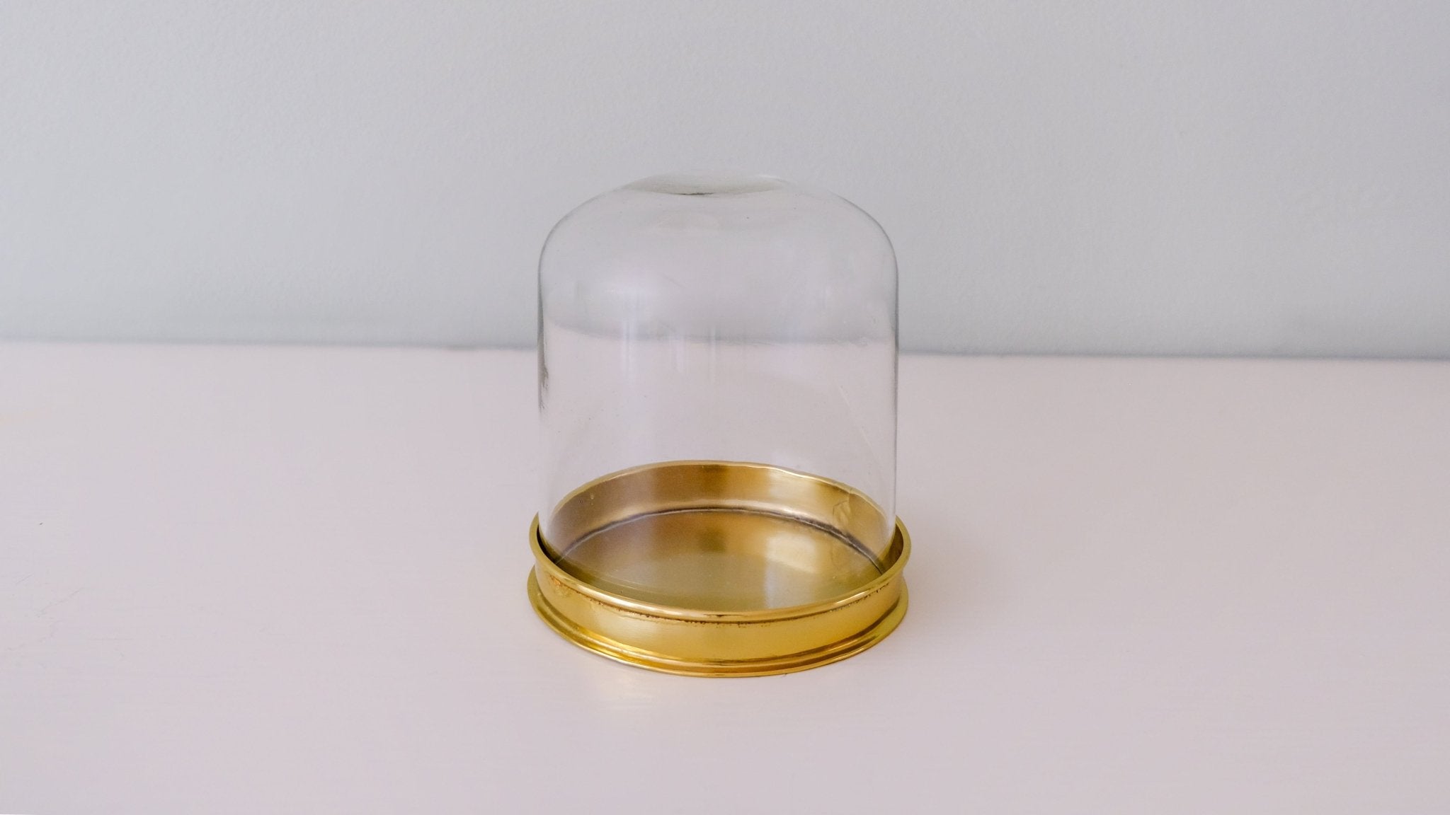 Glazen stolp met gouden schotel - Dona Aurora