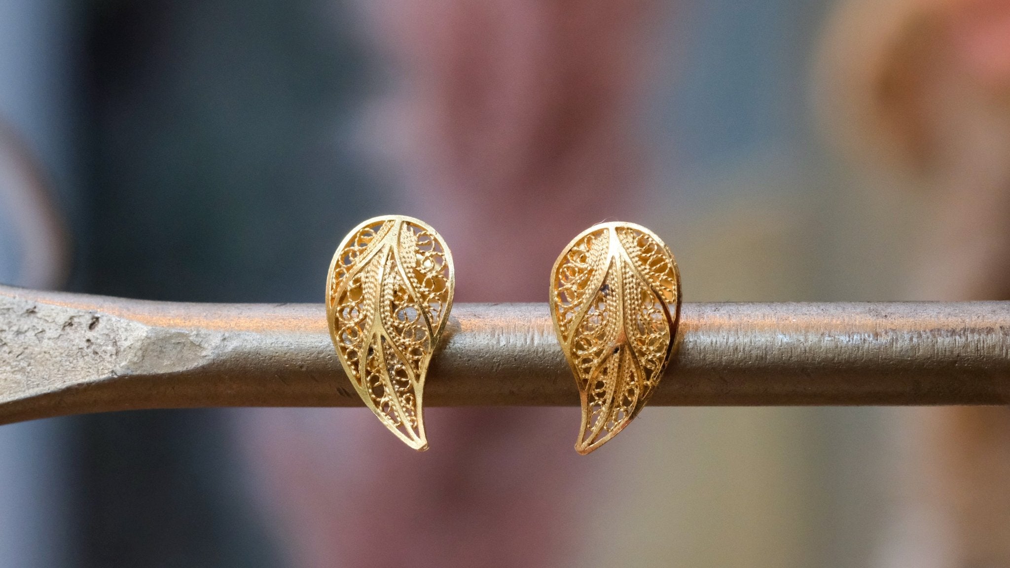 Gouden filigraan blaadjes oorbellen - Dona Aurora