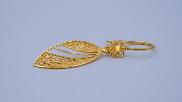 Gouden filigraan oorbellen lang met bloemetje Inês Barbosa