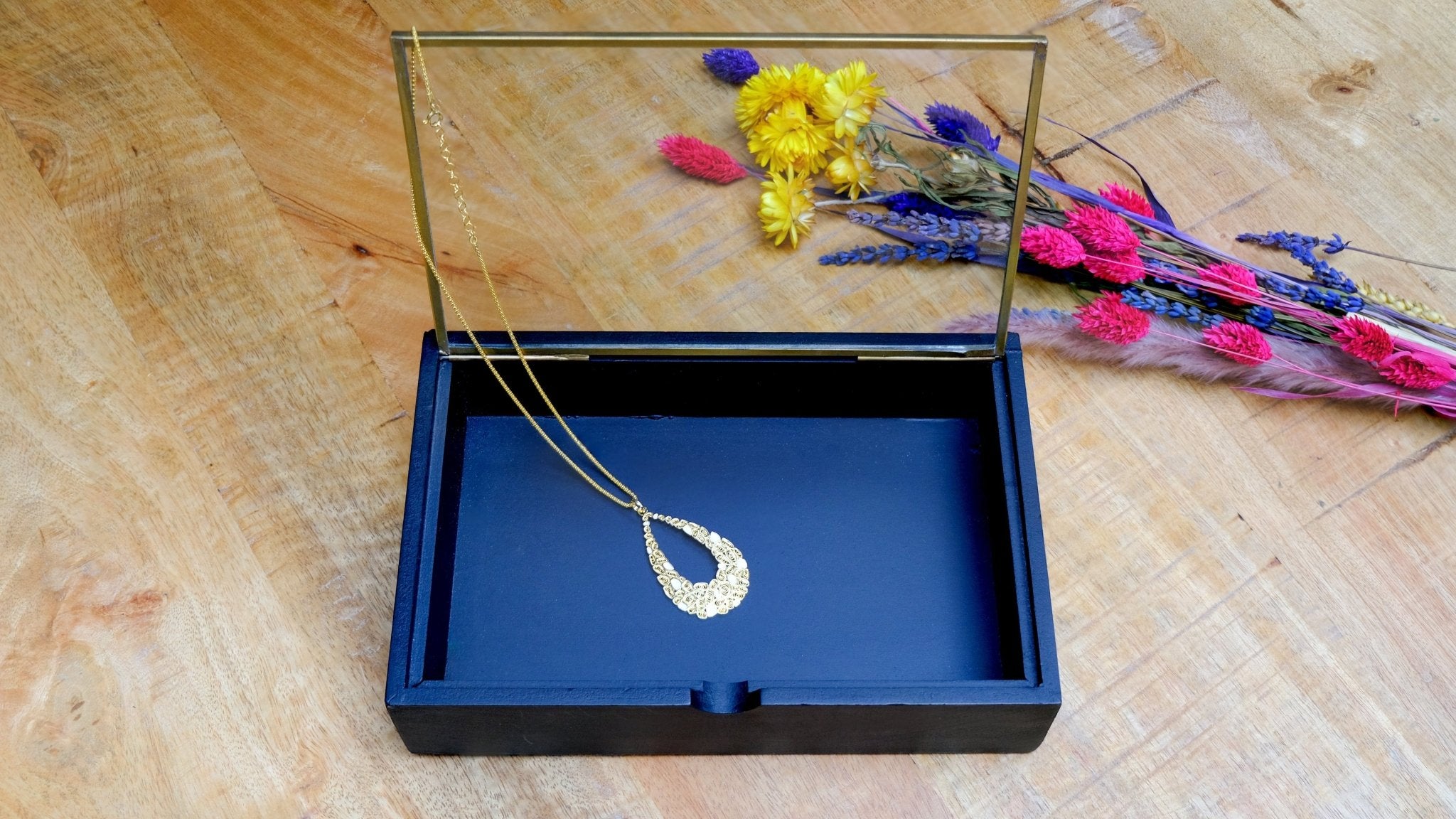 Houten doos met glazen deksel - Dona Aurora