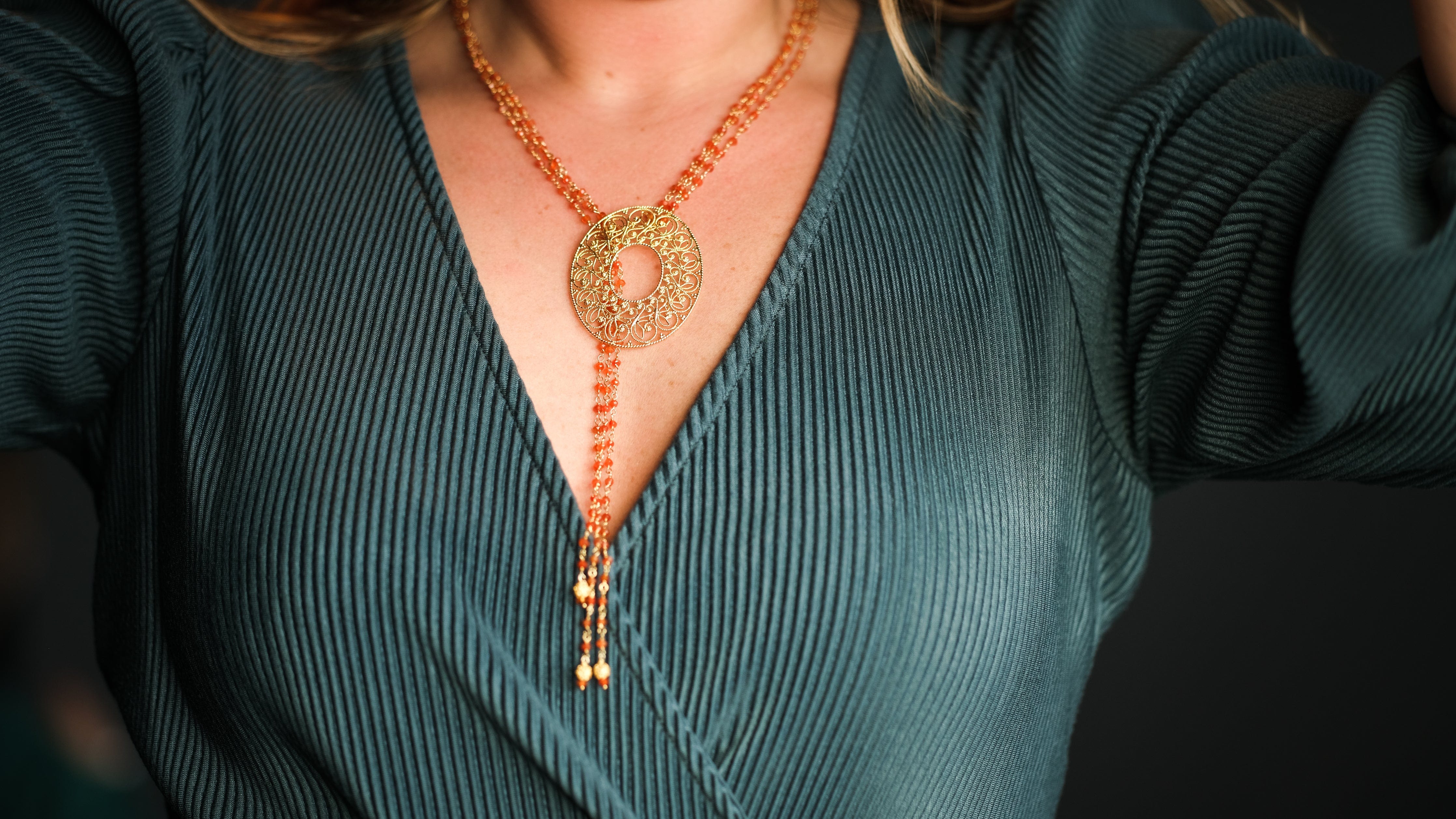 Ketting met vergulde filigraan hanger en carneool edelstenen Nana