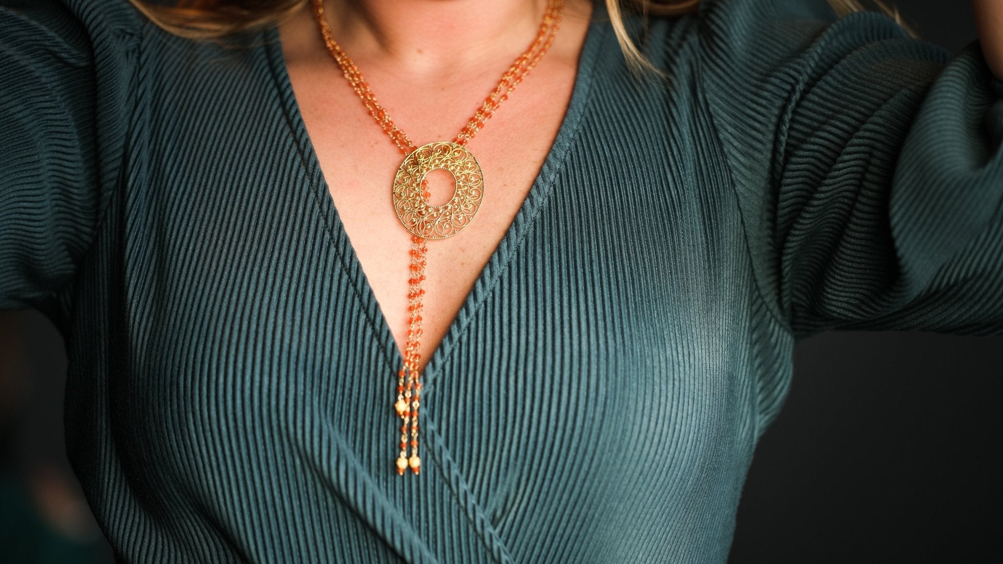 Ketting met vergulde filigraan hanger en carneool edelstenen - Dona Aurora