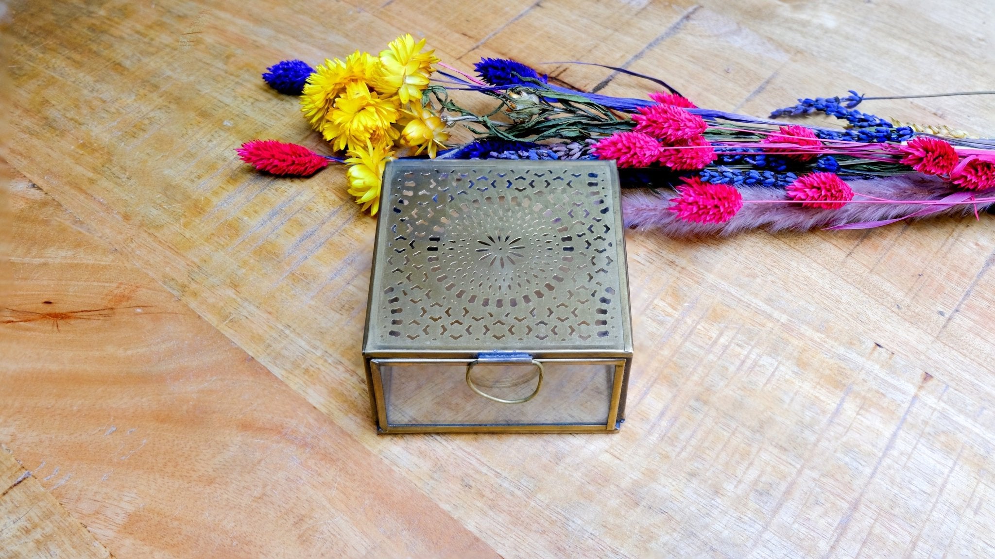 Kleine glazen sieradendoos met versierde deksel - Dona Aurora