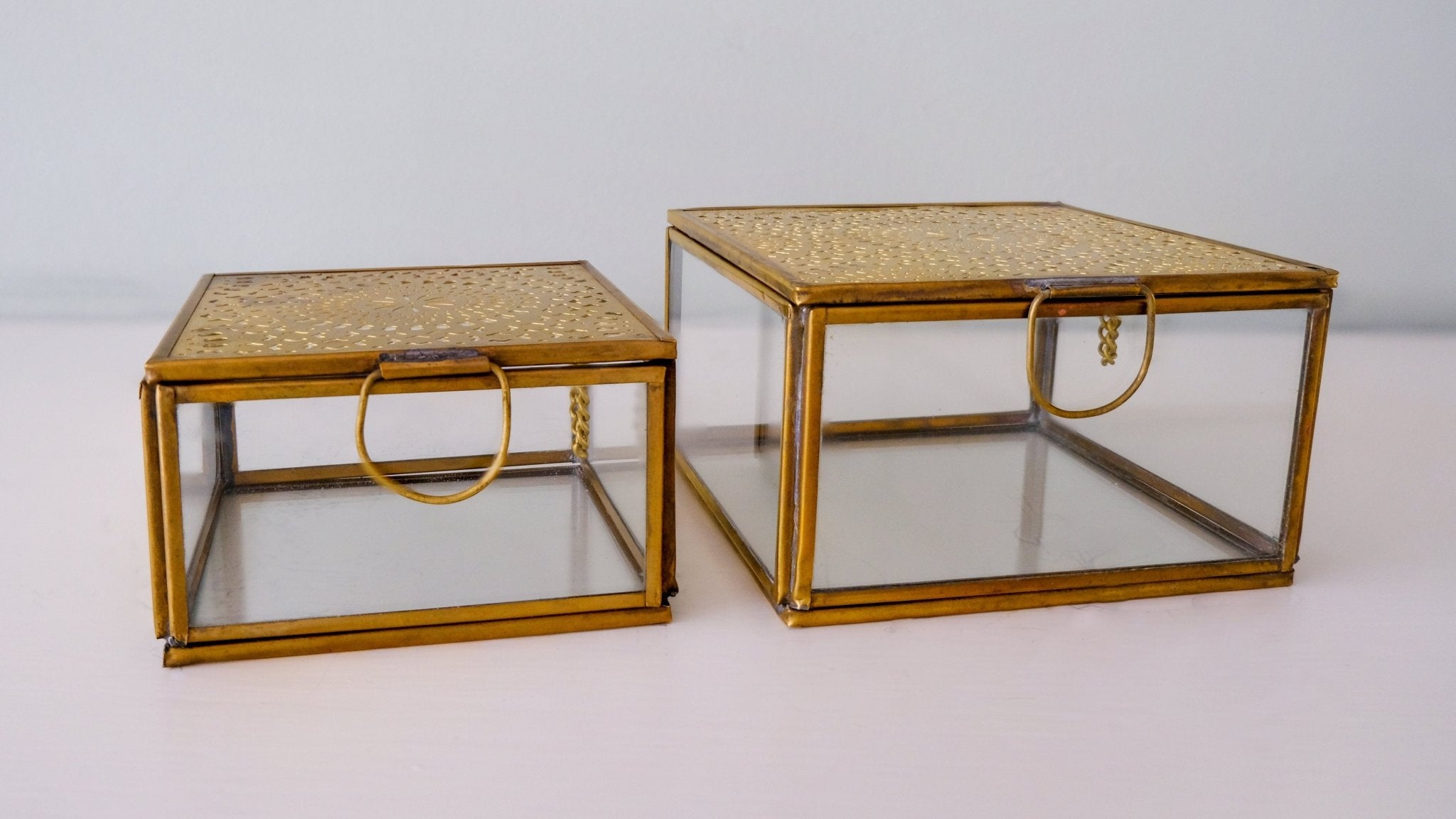 Kleine glazen sieradendoos met versierde deksel - Dona Aurora