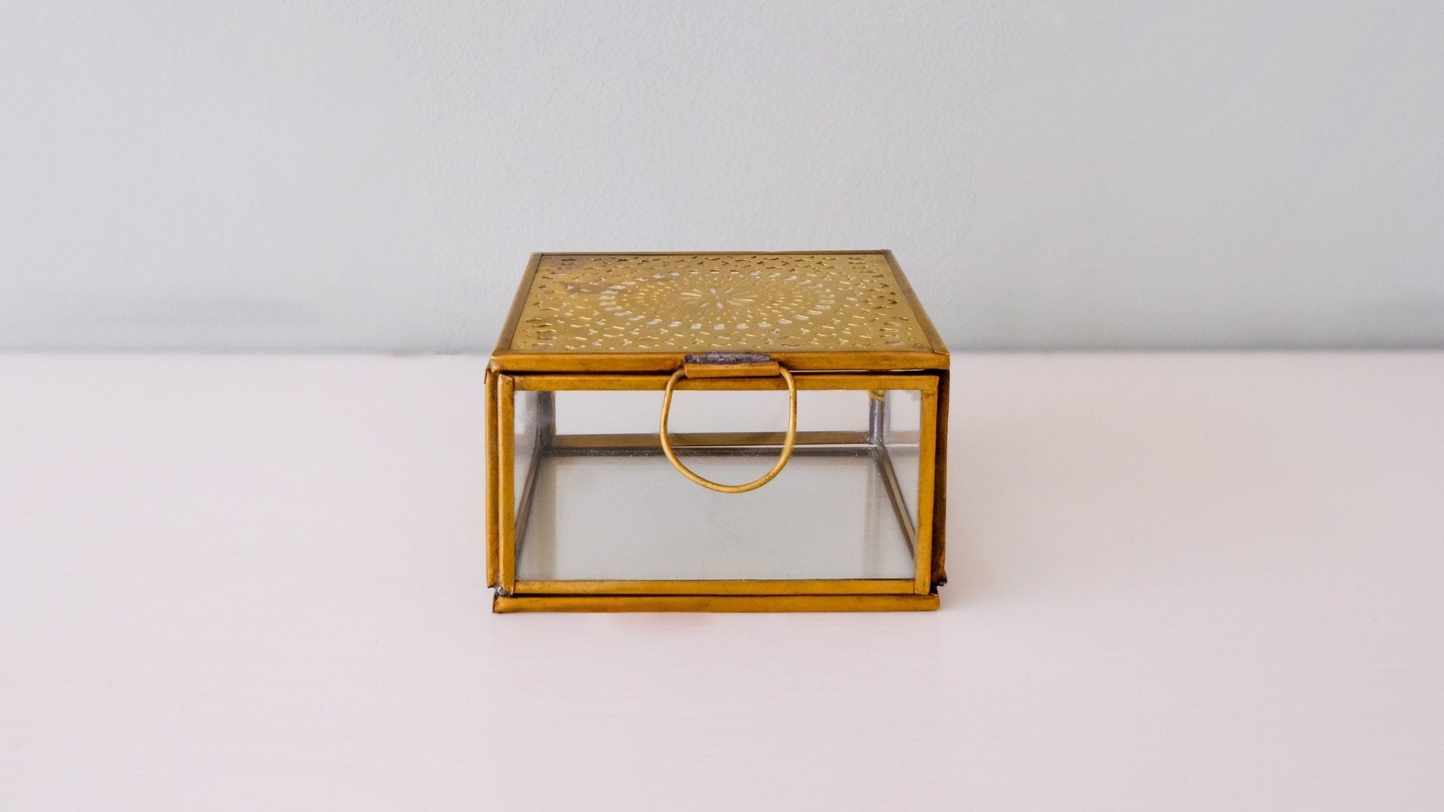 Kleine glazen sieradendoos met versierde deksel - Dona Aurora