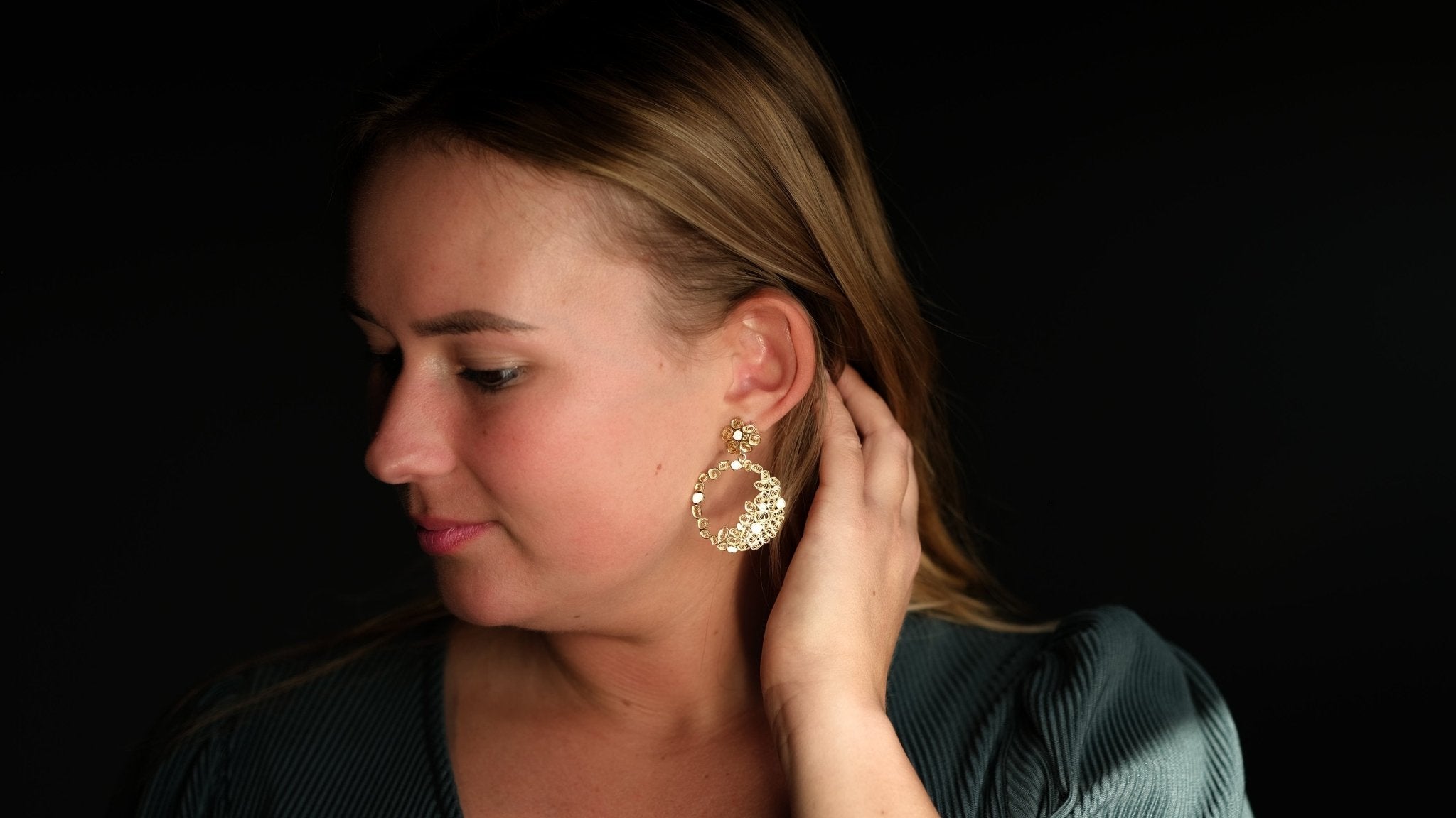 Ronde filigraan oorbellen met wit emaille - Dona Aurora