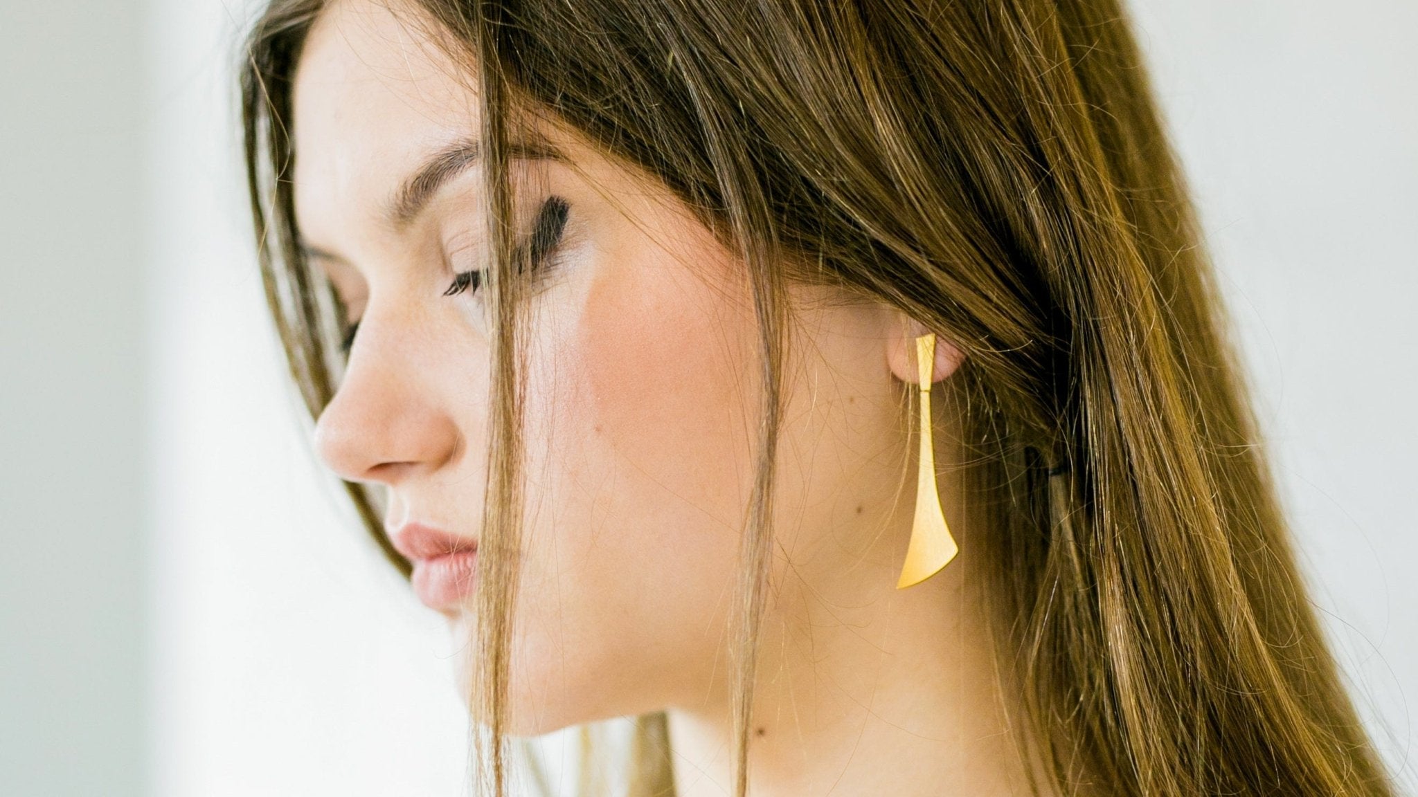 Vergulde designer oorbellen met geborsteld goud - Dona Aurora