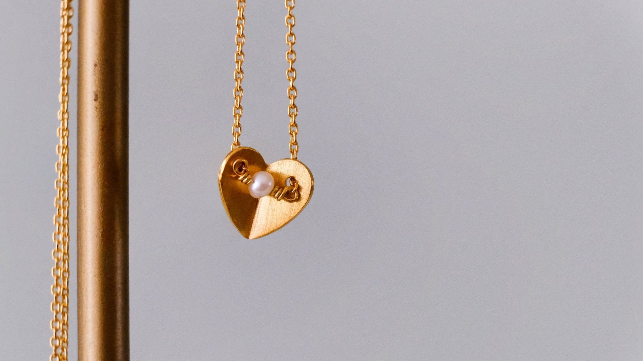 Vergulde ketting met hart en parel - Dona Aurora