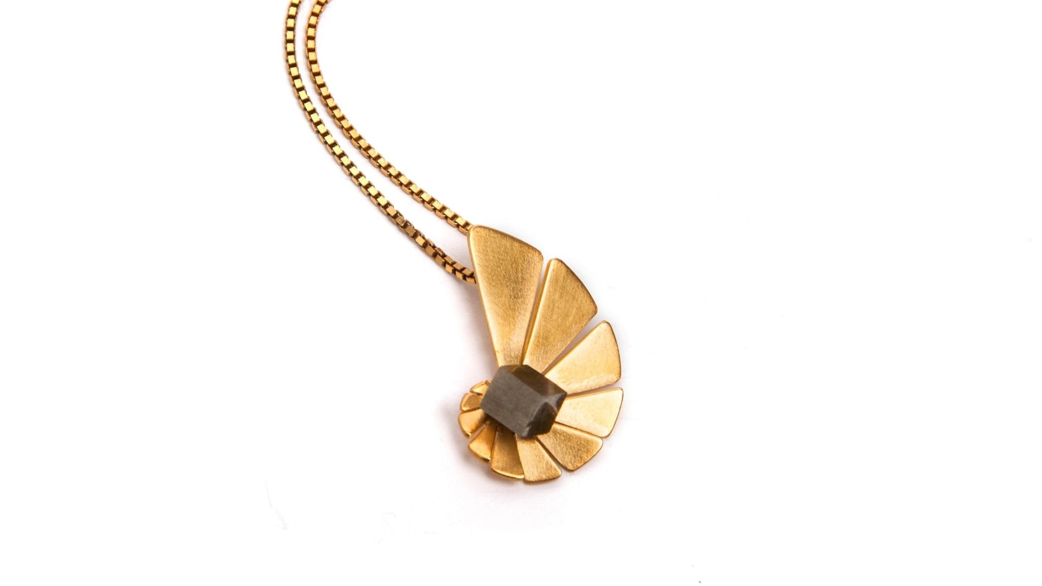 Vergulde lange ketting met pyriet edelsteen - Dona Aurora