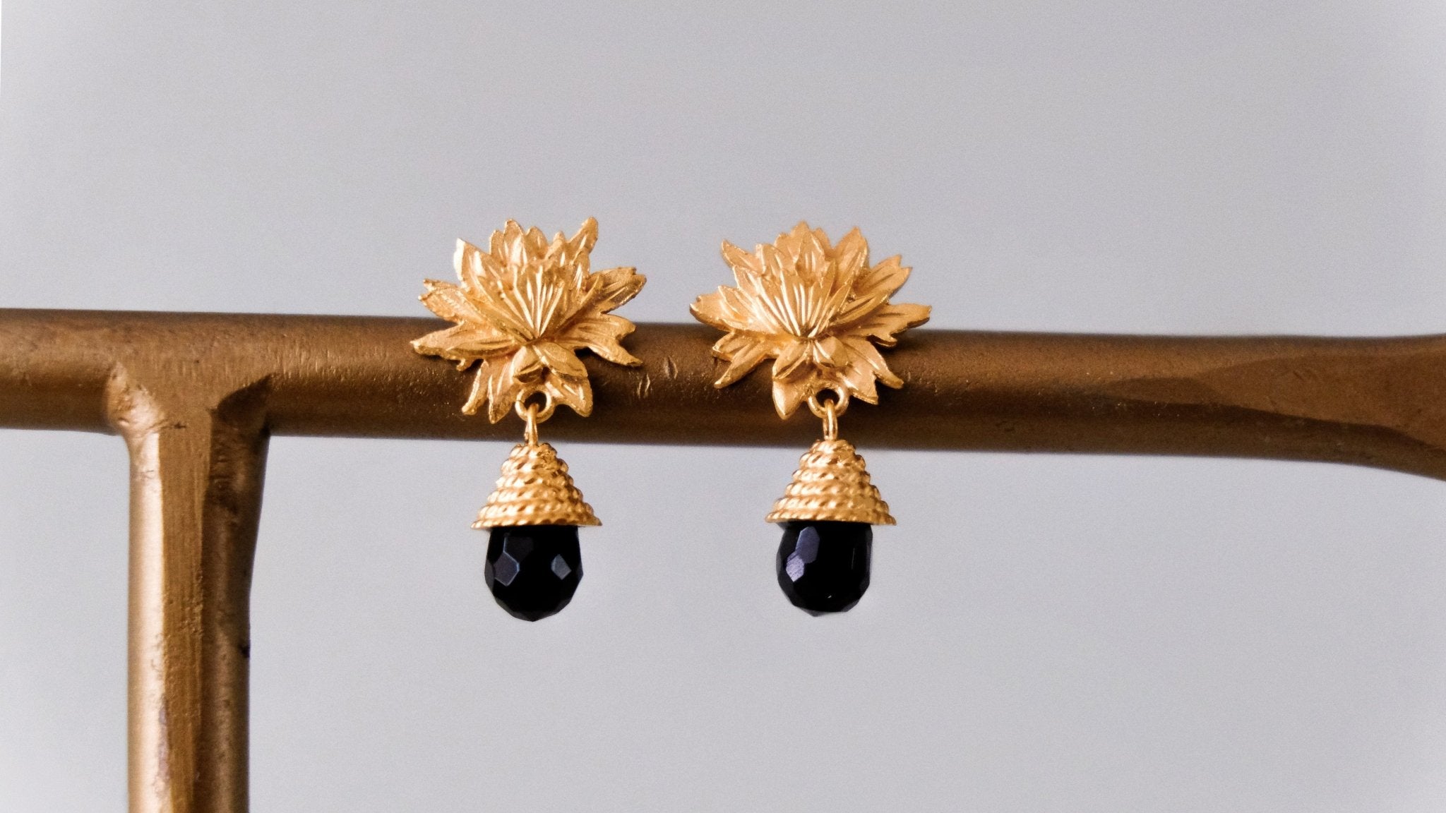 Water lily oorbellen met onyx - Dona Aurora