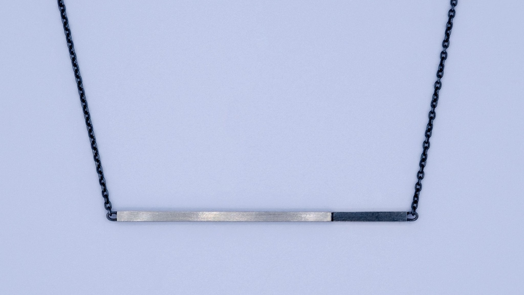 Zilveren ketting met geoxideerd staafje - Dona Aurora
