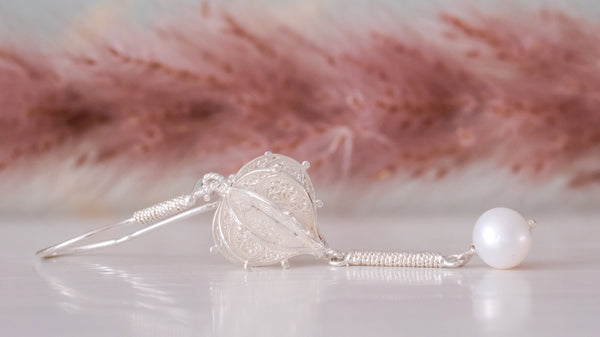 Zilveren oorbellen met filigraan en parel Nana